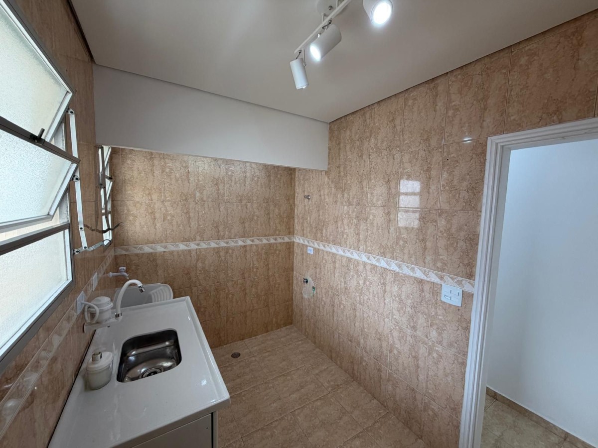 Apartamento à venda de 2 dormitórios com garagem em São Vicente/SP.