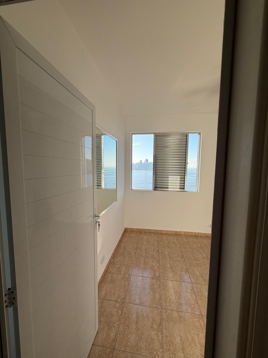 Apartamento à venda de 2 dormitórios com garagem em São Vicente/SP.