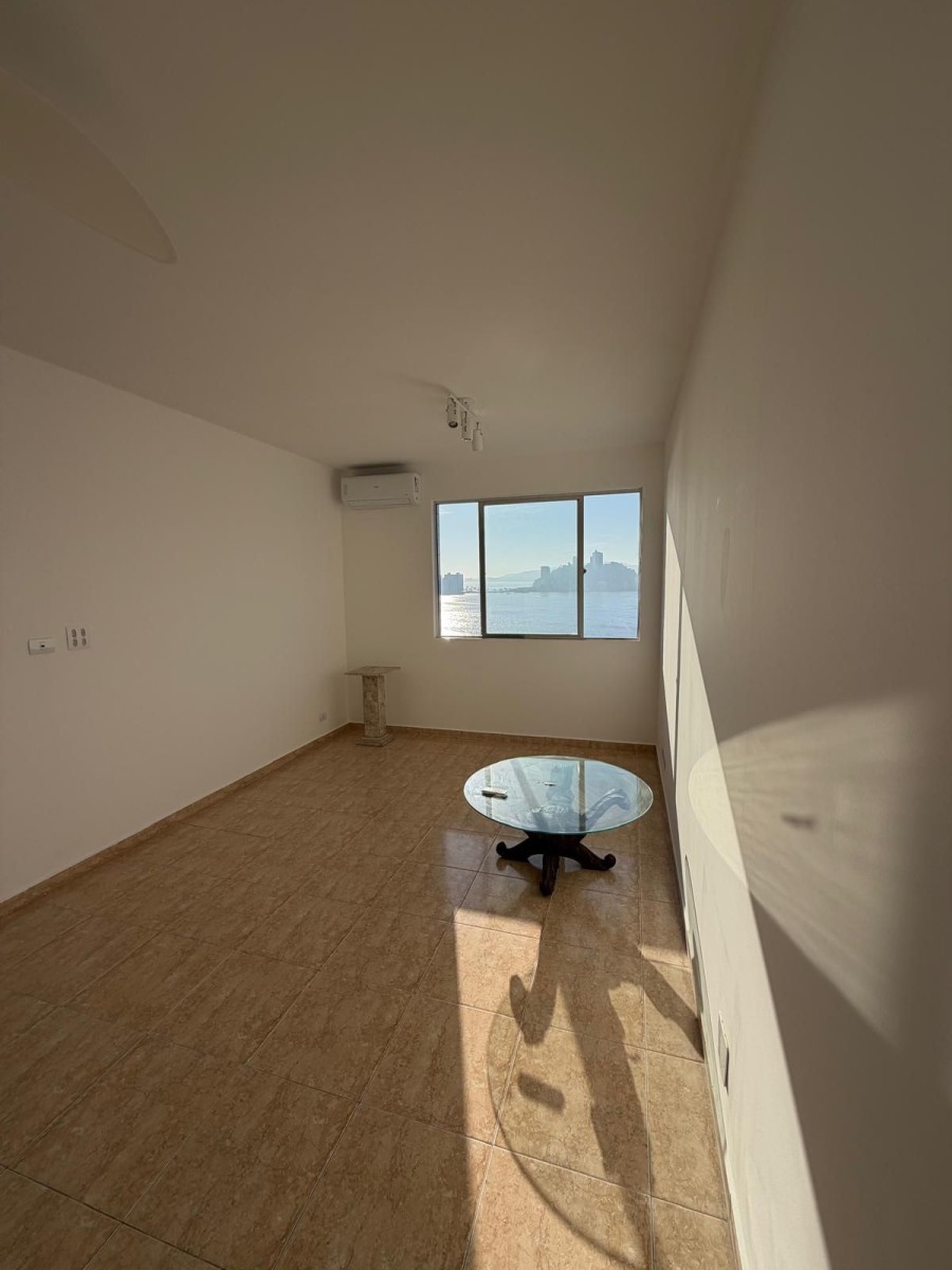 Apartamento à venda de 2 dormitórios com garagem em São Vicente/SP.