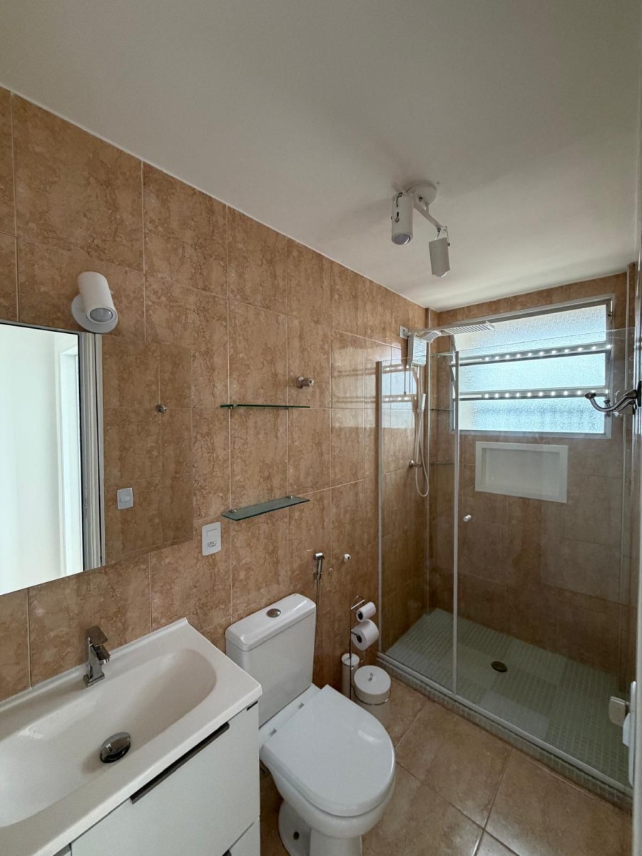 Apartamento à venda de 2 dormitórios com garagem em São Vicente/SP.