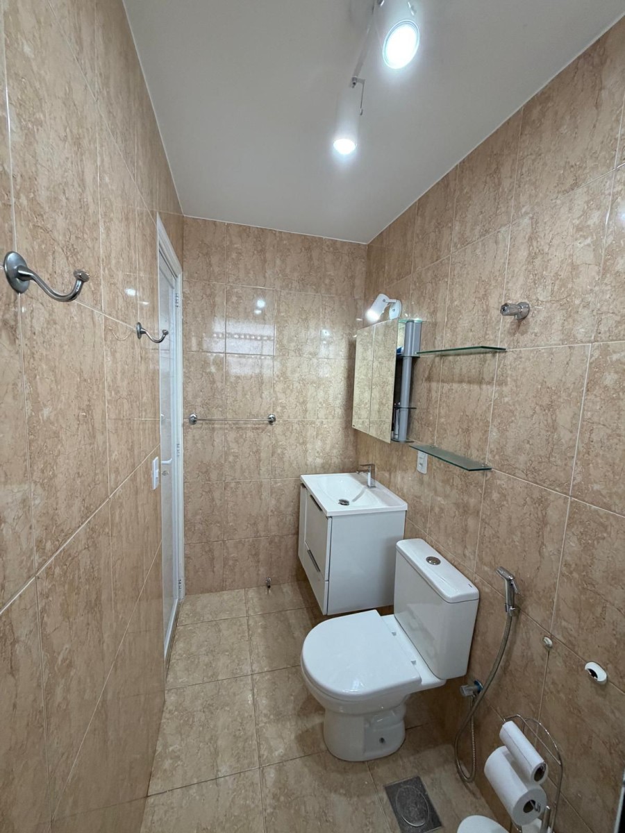 Apartamento à venda de 2 dormitórios com garagem em São Vicente/SP.