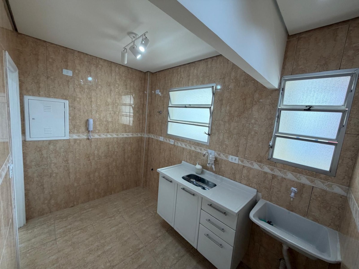 Apartamento à venda de 2 dormitórios com garagem em São Vicente/SP.