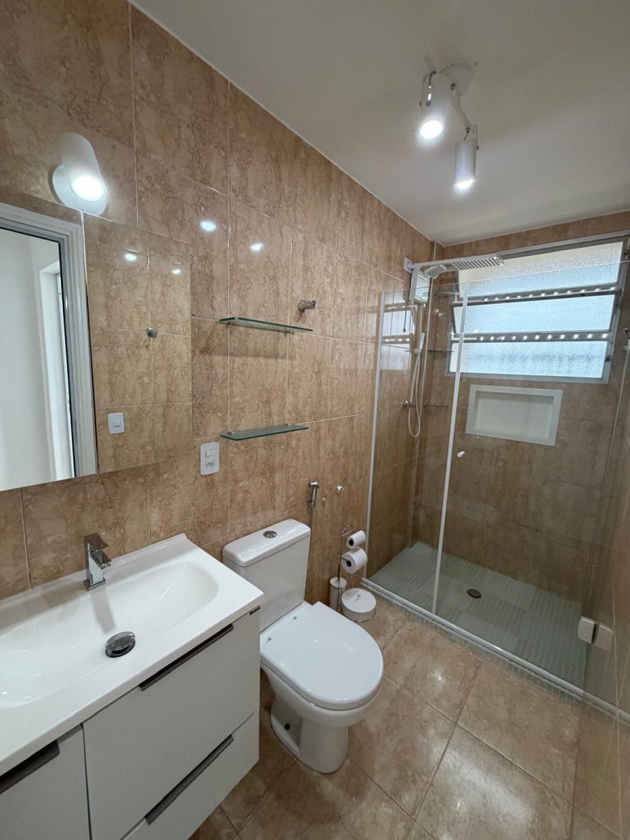 Apartamento à venda de 2 dormitórios com garagem em São Vicente/SP.