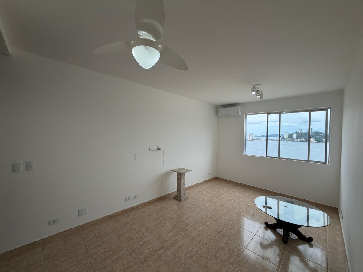 Apartamento à venda de 2 dormitórios com garagem em São Vicente/SP.