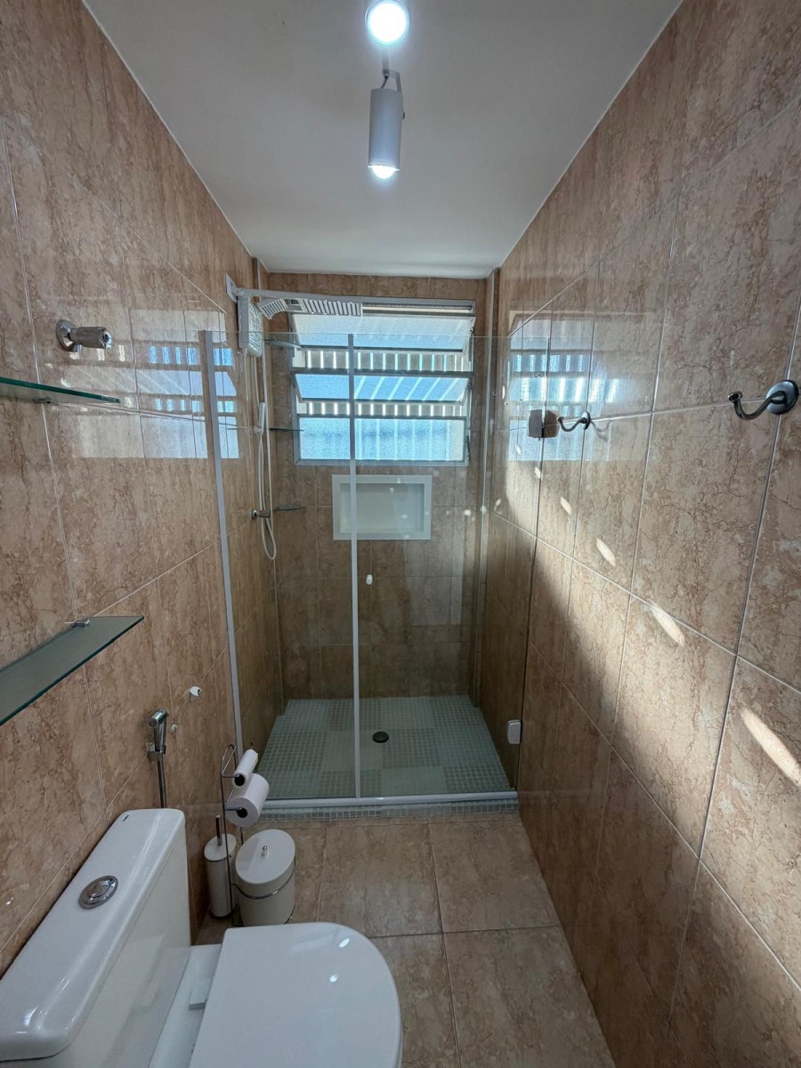 Apartamento à venda de 2 dormitórios com garagem em São Vicente/SP.