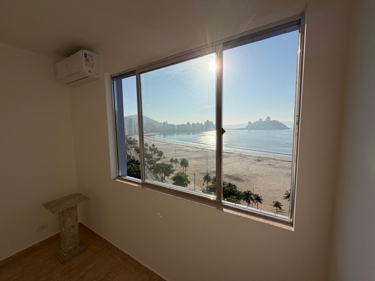 Apartamento à venda de 2 dormitórios com garagem em São Vicente/SP.