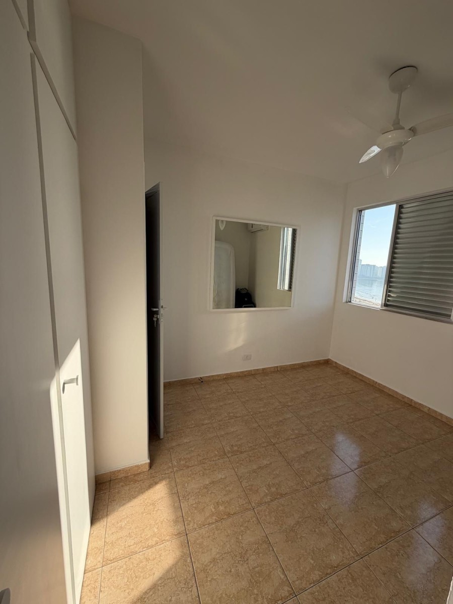 Apartamento à venda de 2 dormitórios com garagem em São Vicente/SP.