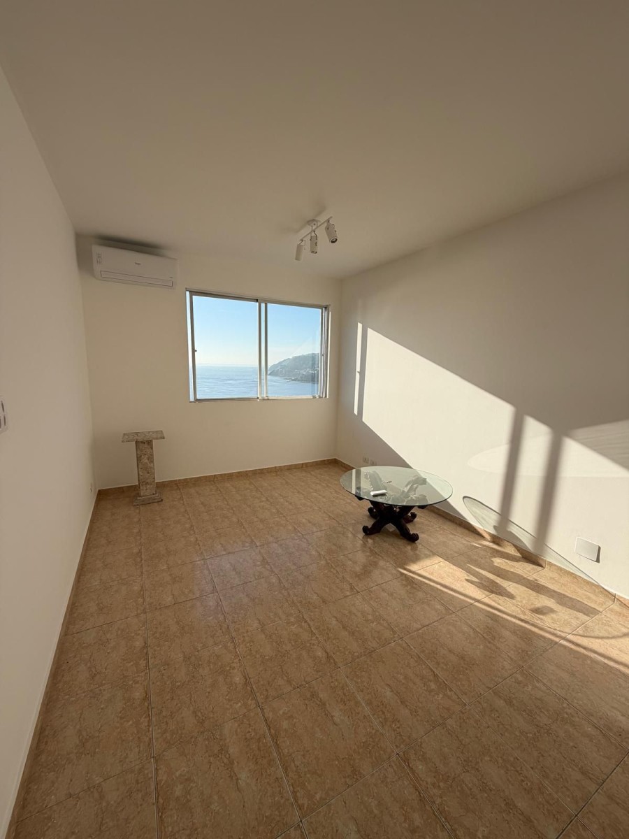 Apartamento à venda de 2 dormitórios com garagem em São Vicente/SP.