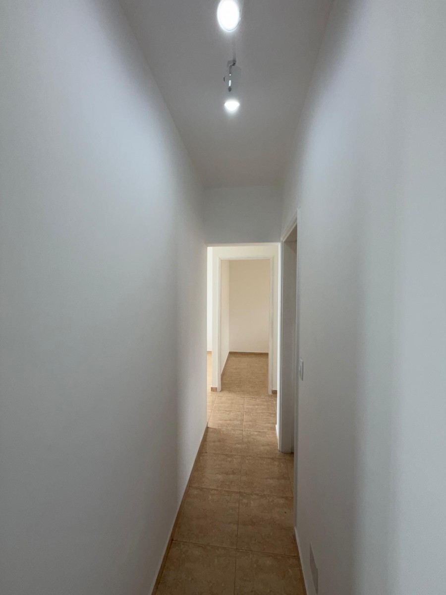 Apartamento à venda de 2 dormitórios com garagem em São Vicente/SP.