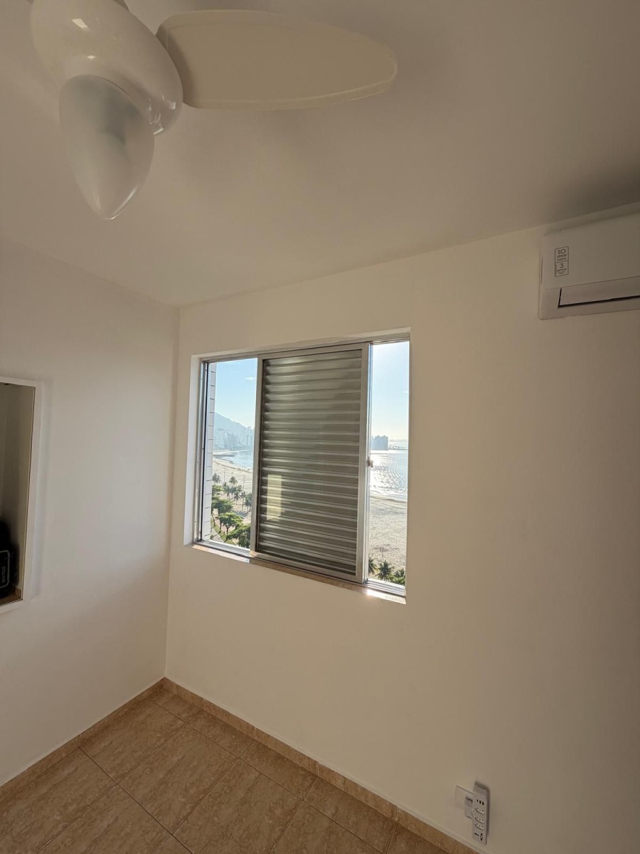 Apartamento à venda de 2 dormitórios com garagem em São Vicente/SP.