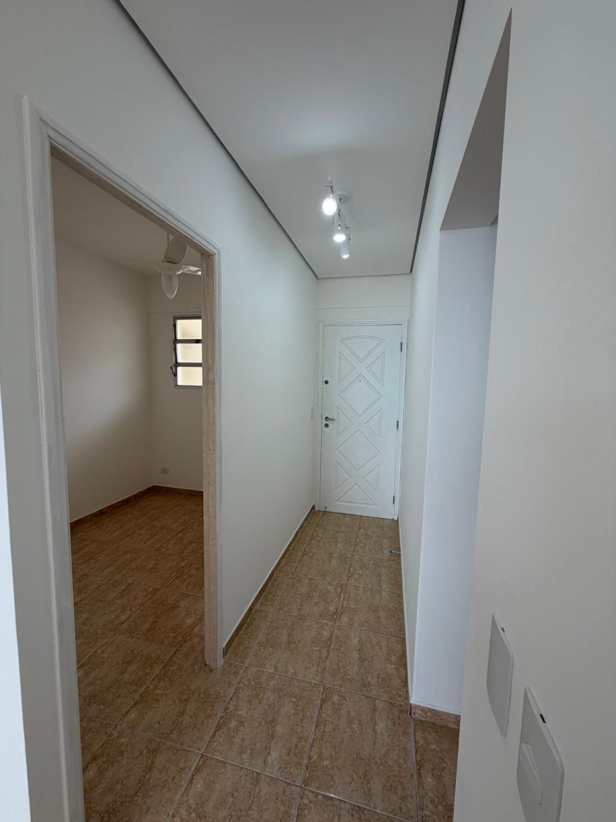 Apartamento à venda de 2 dormitórios com garagem em São Vicente/SP.