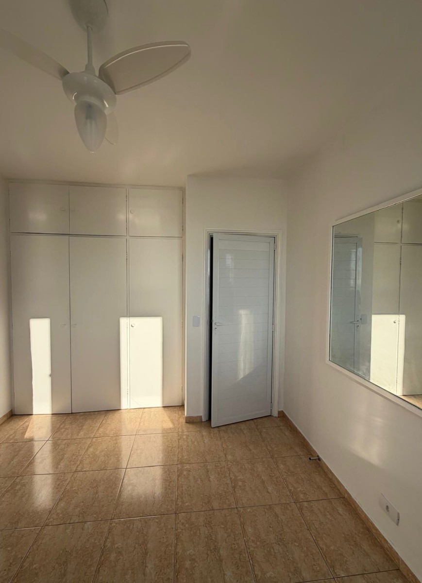 Apartamento à venda de 2 dormitórios com garagem em São Vicente/SP.