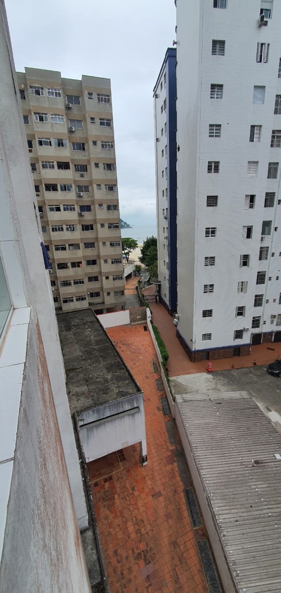 Apartamento à venda de 1 dormitório com garagem em São Vicente/SP.