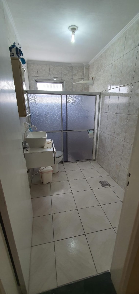 Apartamento à venda de 1 dormitório com garagem em São Vicente/SP.