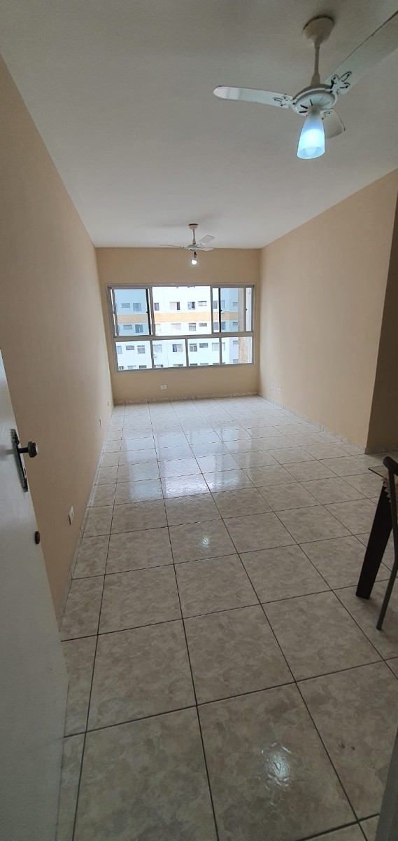 Apartamento à venda de 1 dormitório com garagem em São Vicente/SP.