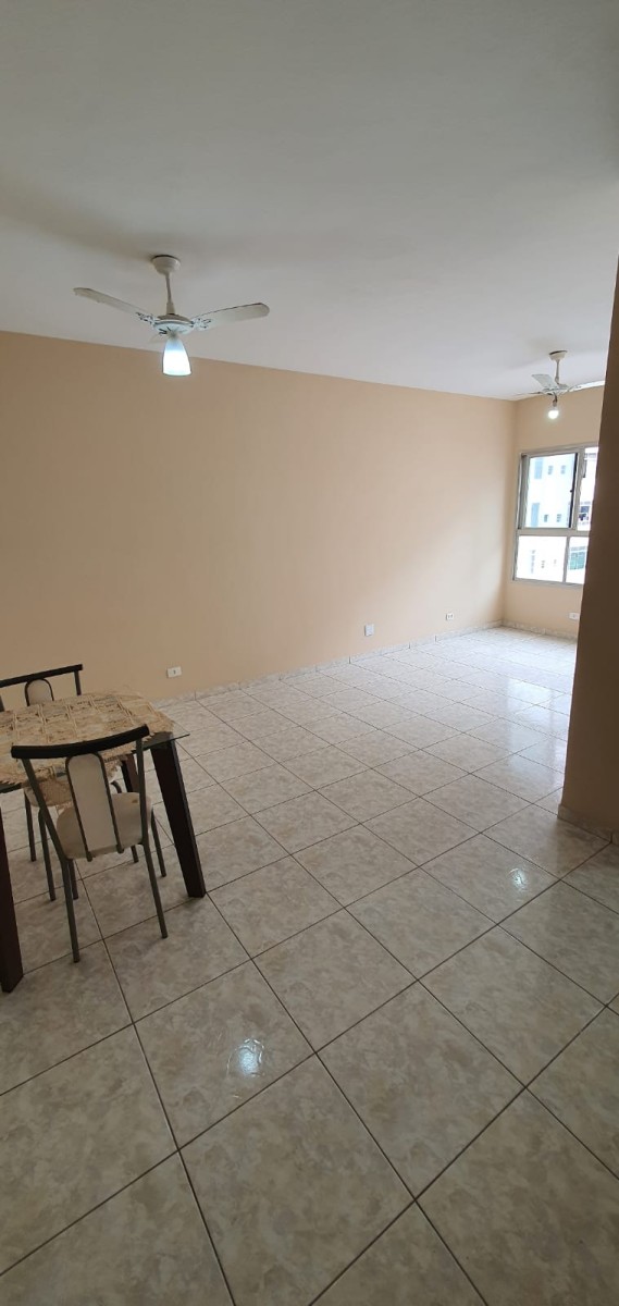 Apartamento à venda de 1 dormitório com garagem em São Vicente/SP.