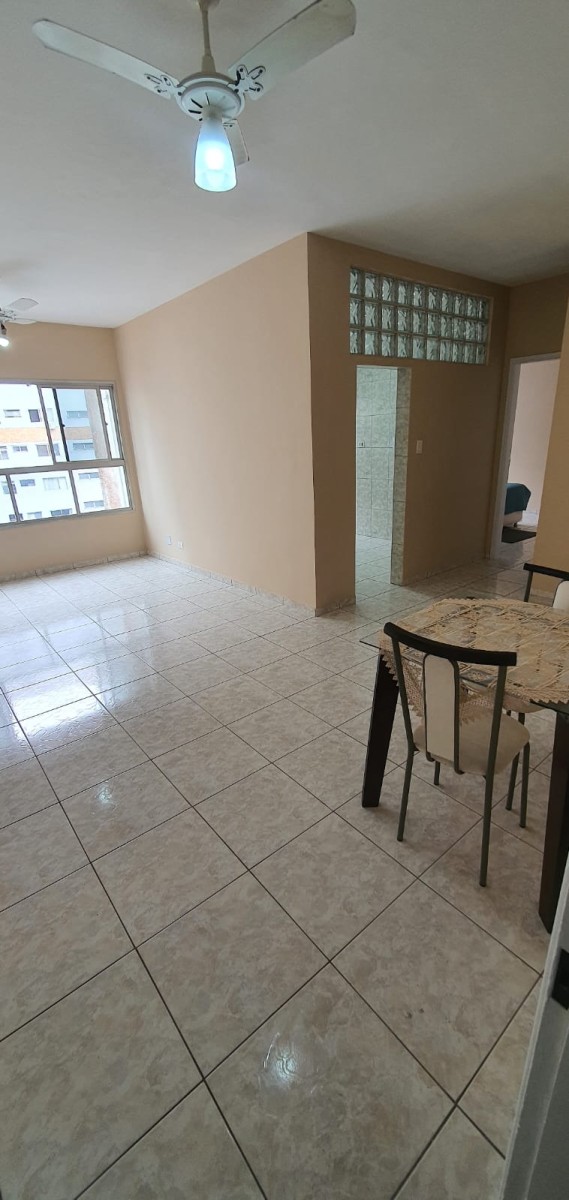 Apartamento à venda de 1 dormitório com garagem em São Vicente/SP.