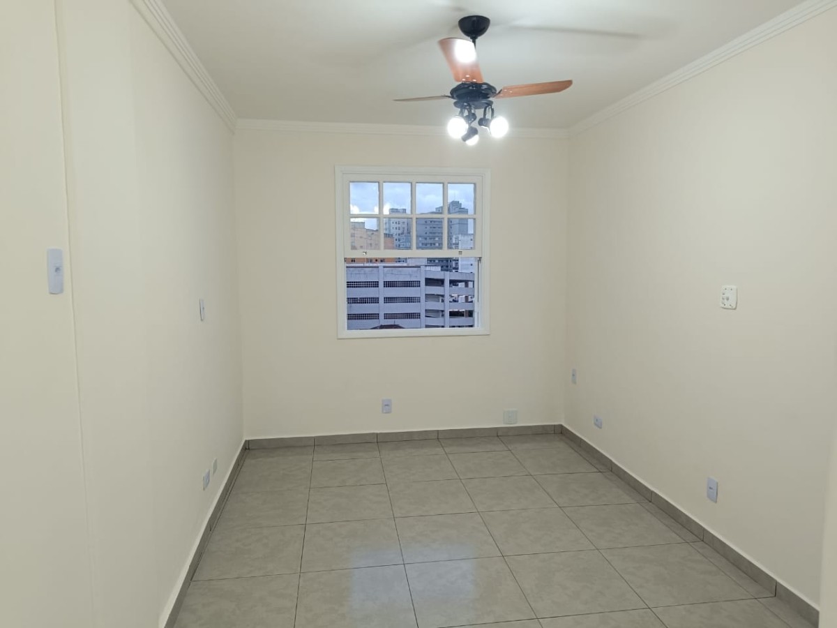 Kitnet à venda com garagem em São Vicente/SP.