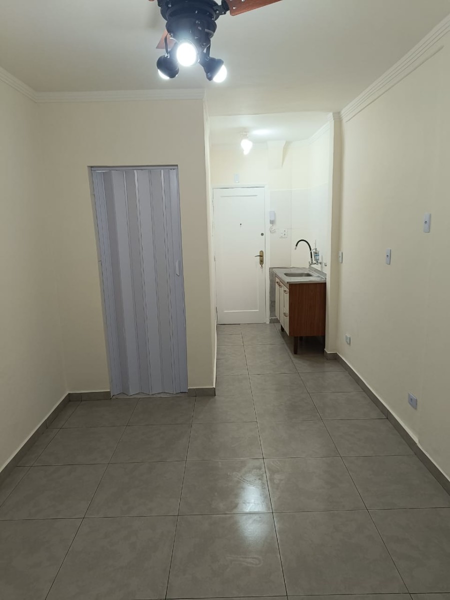 Kitnet à venda com garagem em São Vicente/SP.