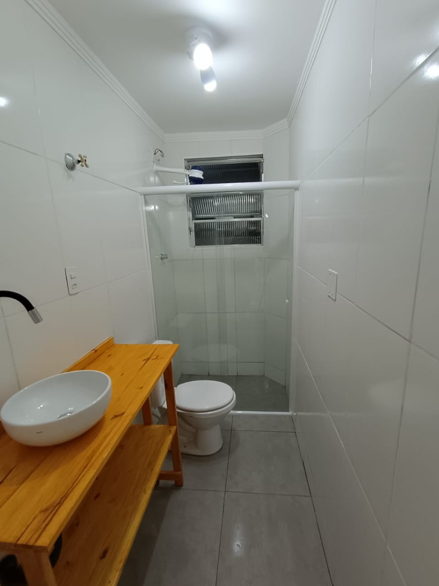 Kitnet à venda com garagem em São Vicente/SP.