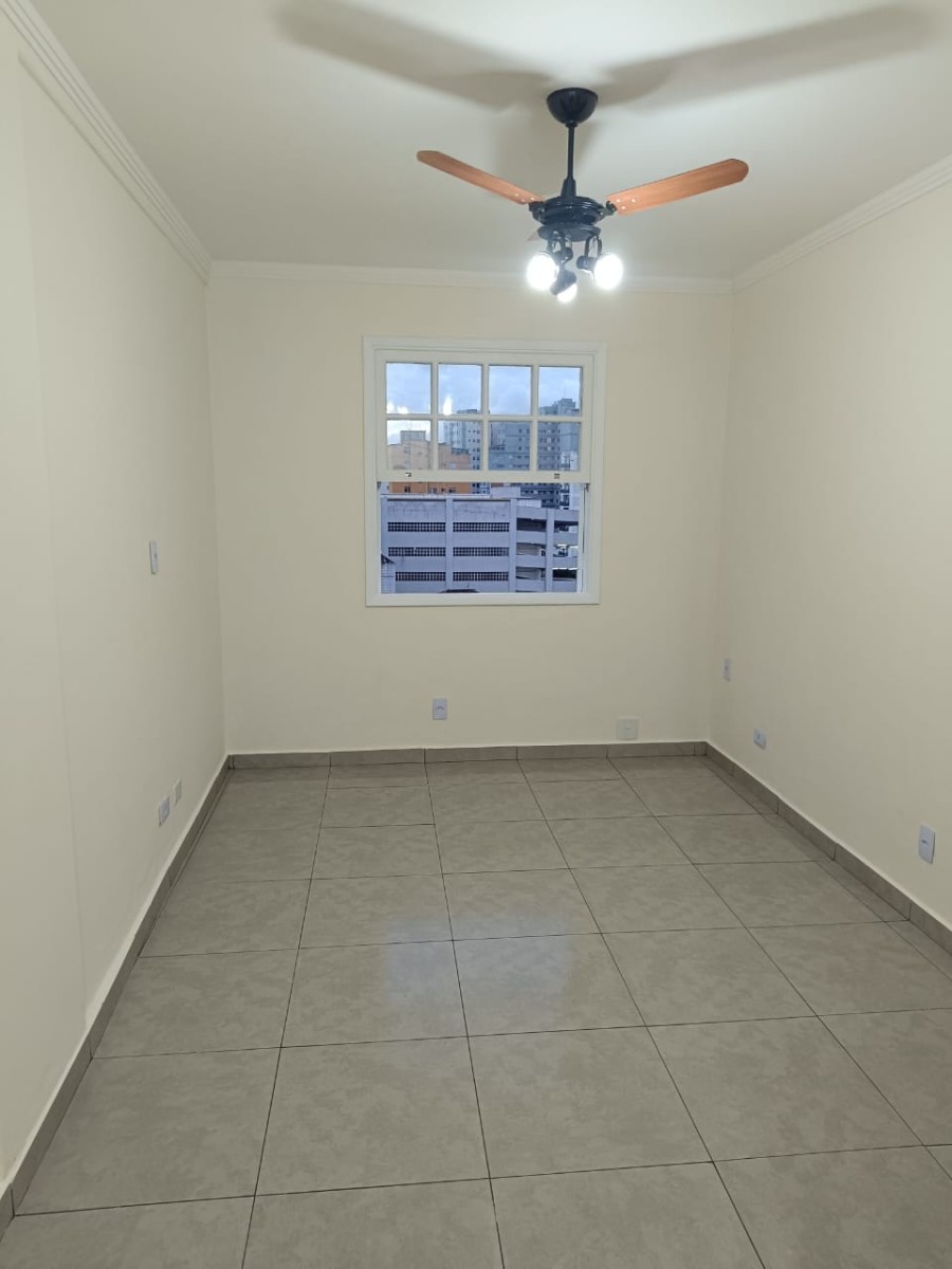 Kitnet à venda com garagem em São Vicente/SP.