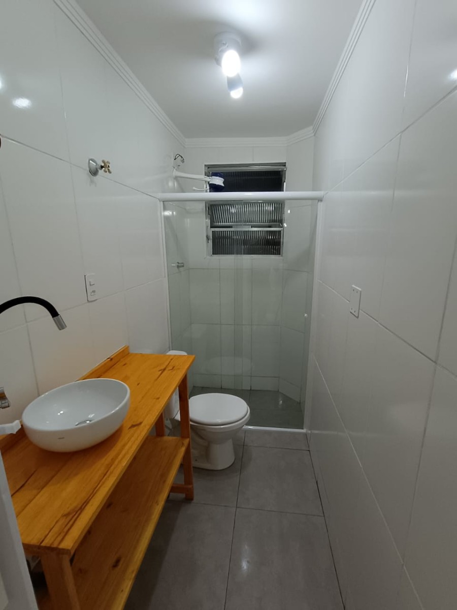 Kitnet à venda com garagem em São Vicente/SP.