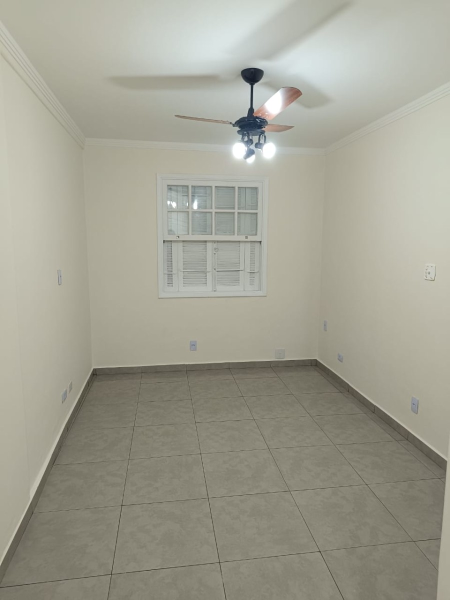 Kitnet à venda com garagem em São Vicente/SP.