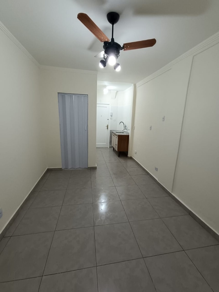 Kitnet à venda com garagem em São Vicente/SP.