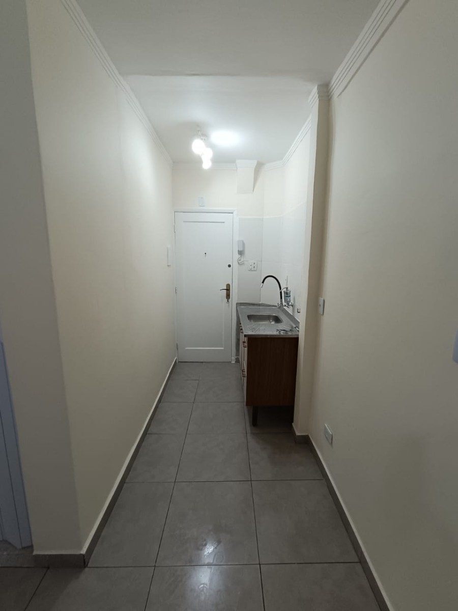 Kitnet à venda com garagem em São Vicente/SP.