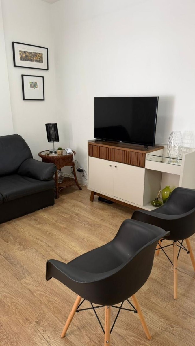 Apartamento à Venda – Sala Living com Garagem no Centro de São Vicente-SP | Porteira Fechada