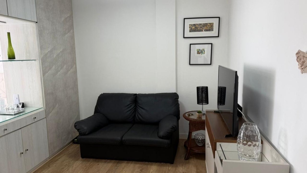 Apartamento à Venda – Sala Living com Garagem no Centro de São Vicente-SP | Porteira Fechada