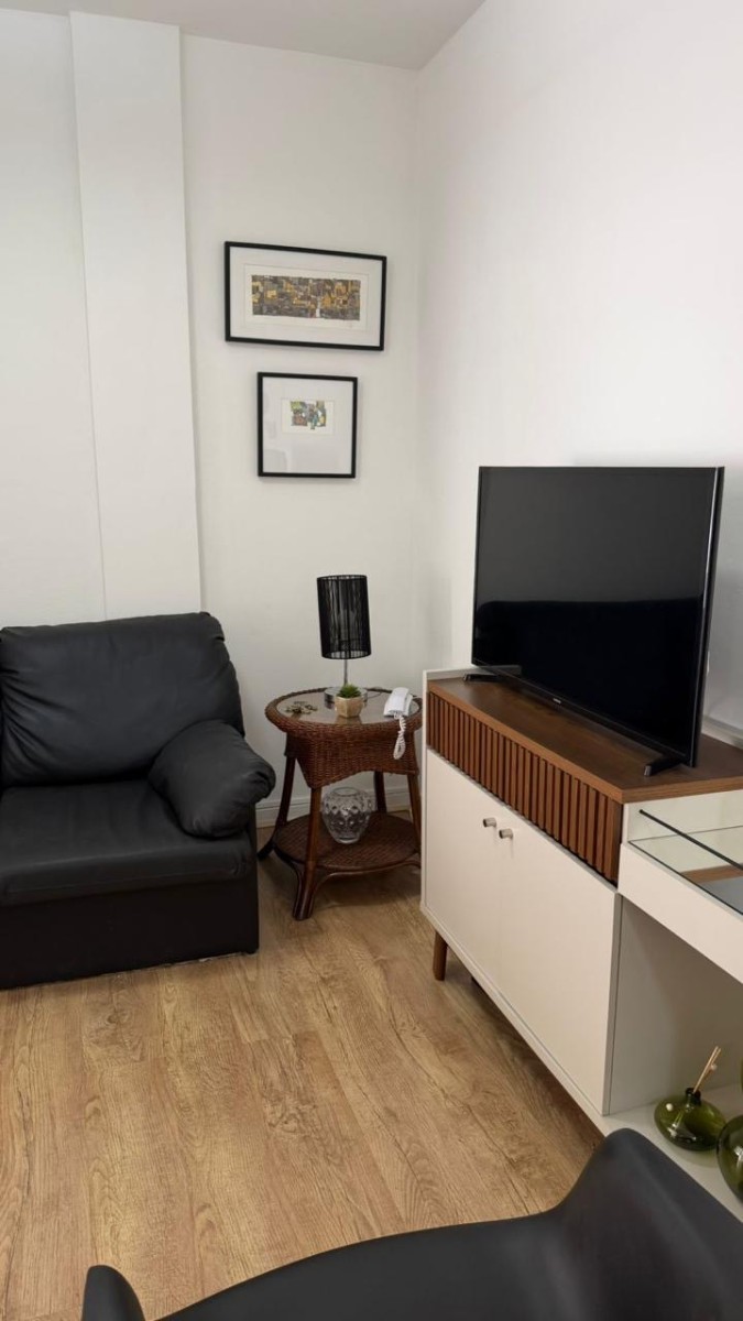 Apartamento à Venda – Sala Living com Garagem no Centro de São Vicente-SP | Porteira Fechada
