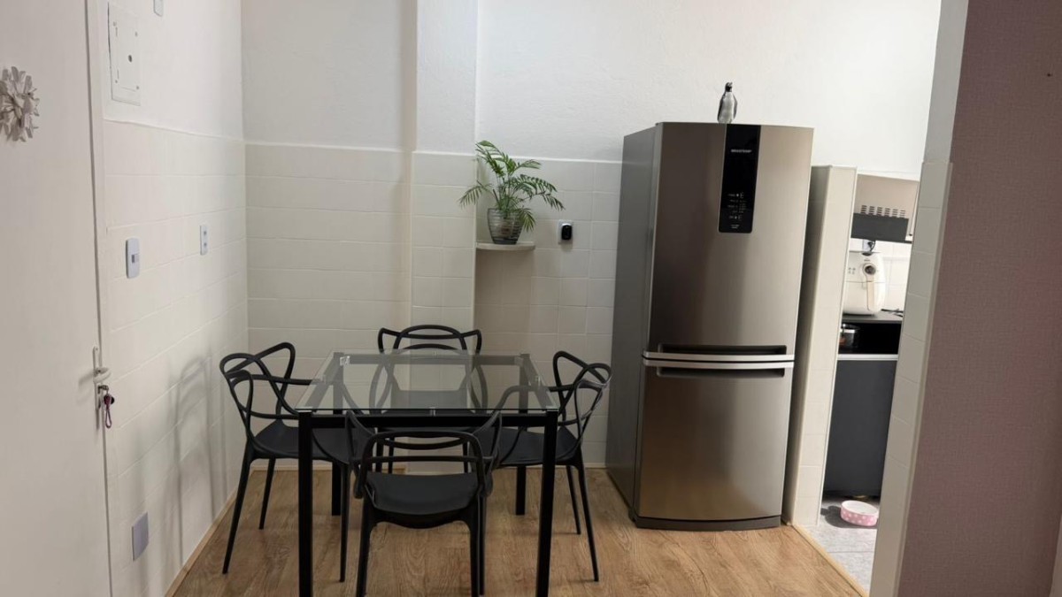 Apartamento à Venda – Sala Living com Garagem no Centro de São Vicente-SP | Porteira Fechada