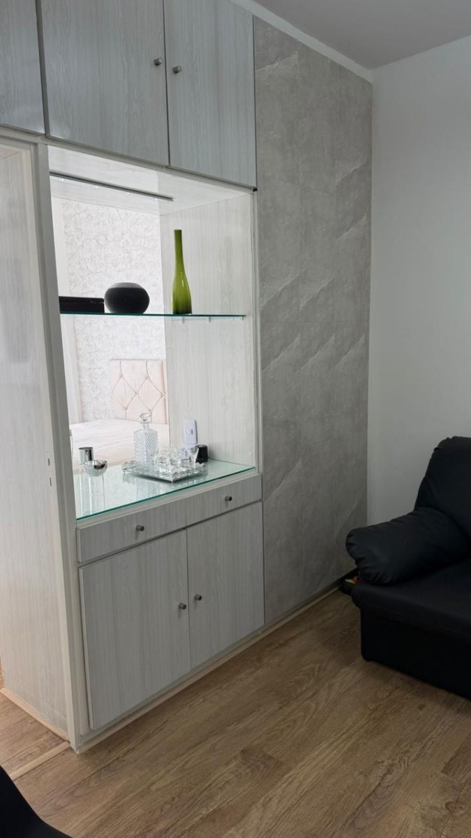 Apartamento à Venda – Sala Living com Garagem no Centro de São Vicente-SP | Porteira Fechada