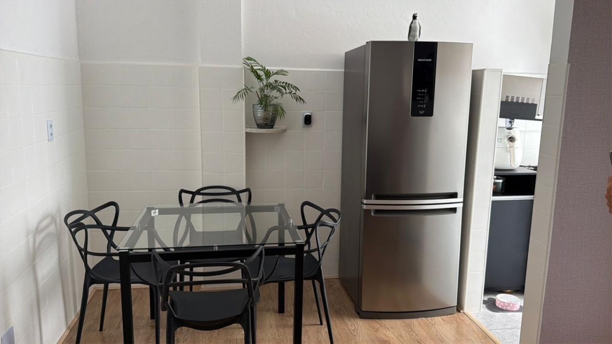 Apartamento à Venda – Sala Living com Garagem no Centro de São Vicente-SP | Porteira Fechada