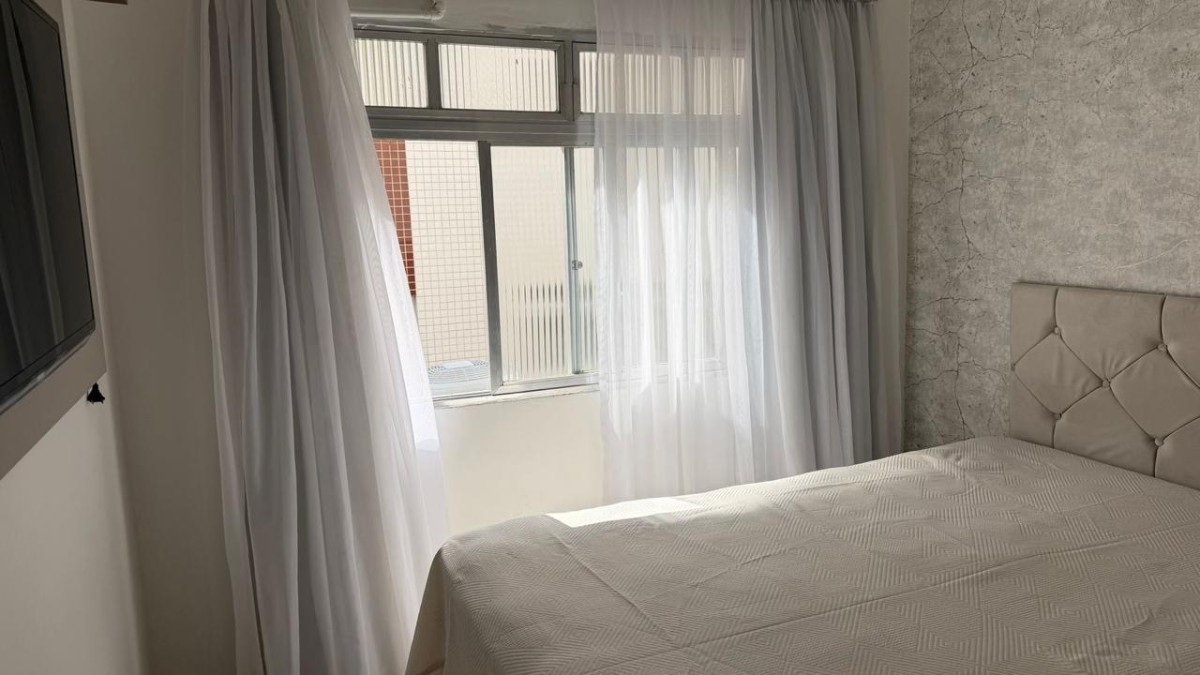 Apartamento à Venda – Sala Living com Garagem no Centro de São Vicente-SP | Porteira Fechada