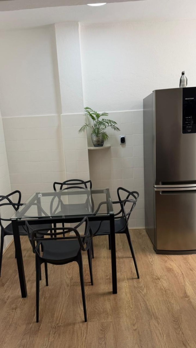 Apartamento à Venda – Sala Living com Garagem no Centro de São Vicente-SP | Porteira Fechada