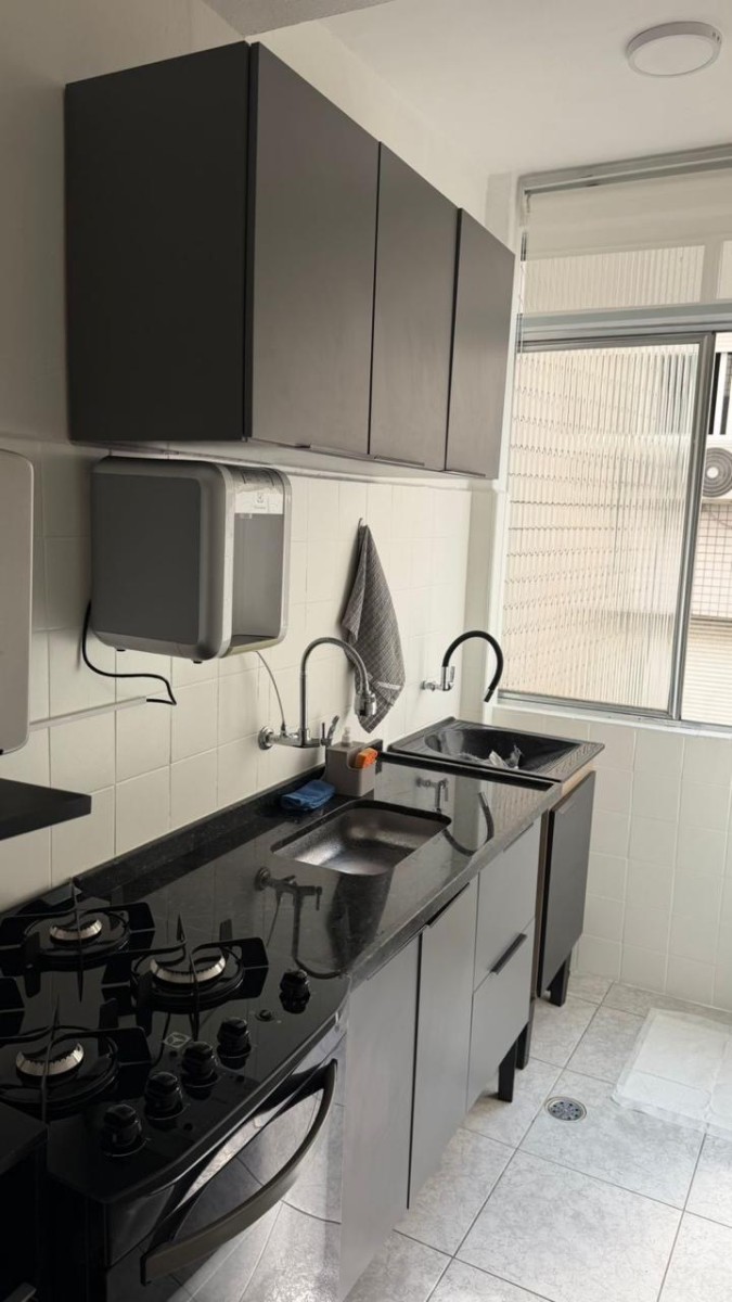 Apartamento à Venda – Sala Living com Garagem no Centro de São Vicente-SP | Porteira Fechada