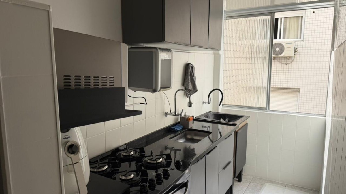 Apartamento à Venda – Sala Living com Garagem no Centro de São Vicente-SP | Porteira Fechada