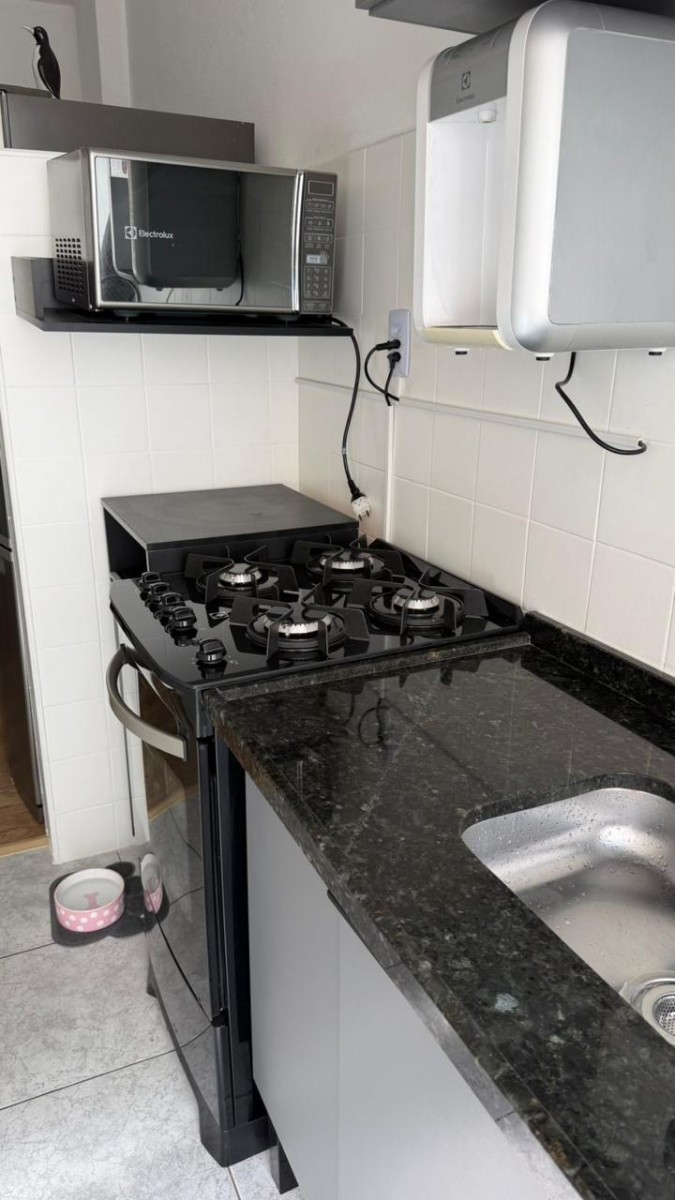 Apartamento à Venda – Sala Living com Garagem no Centro de São Vicente-SP | Porteira Fechada