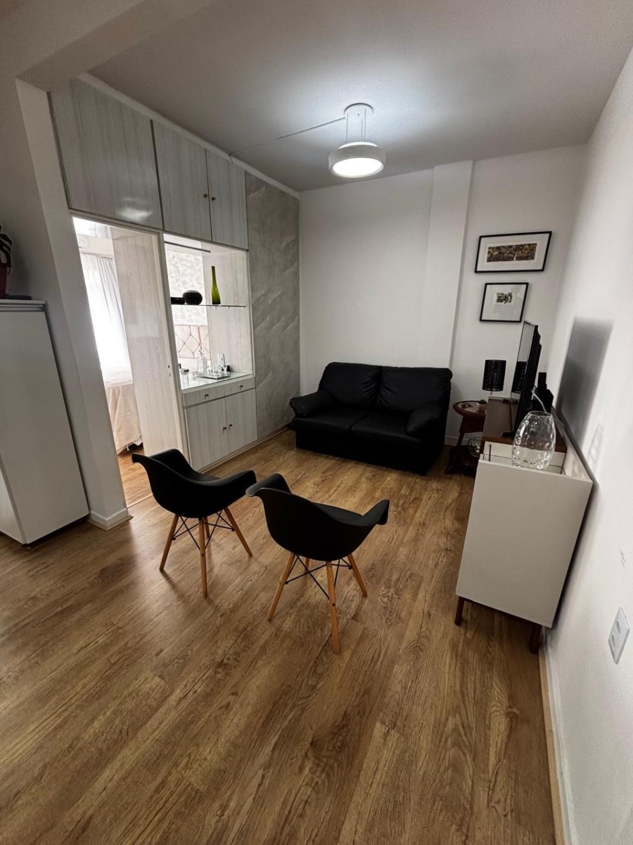 Apartamento à Venda – Sala Living com Garagem no Centro de São Vicente-SP | Porteira Fechada