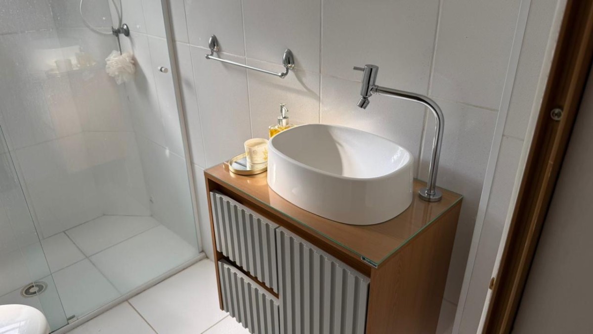 Apartamento à Venda – Sala Living com Garagem no Centro de São Vicente-SP | Porteira Fechada