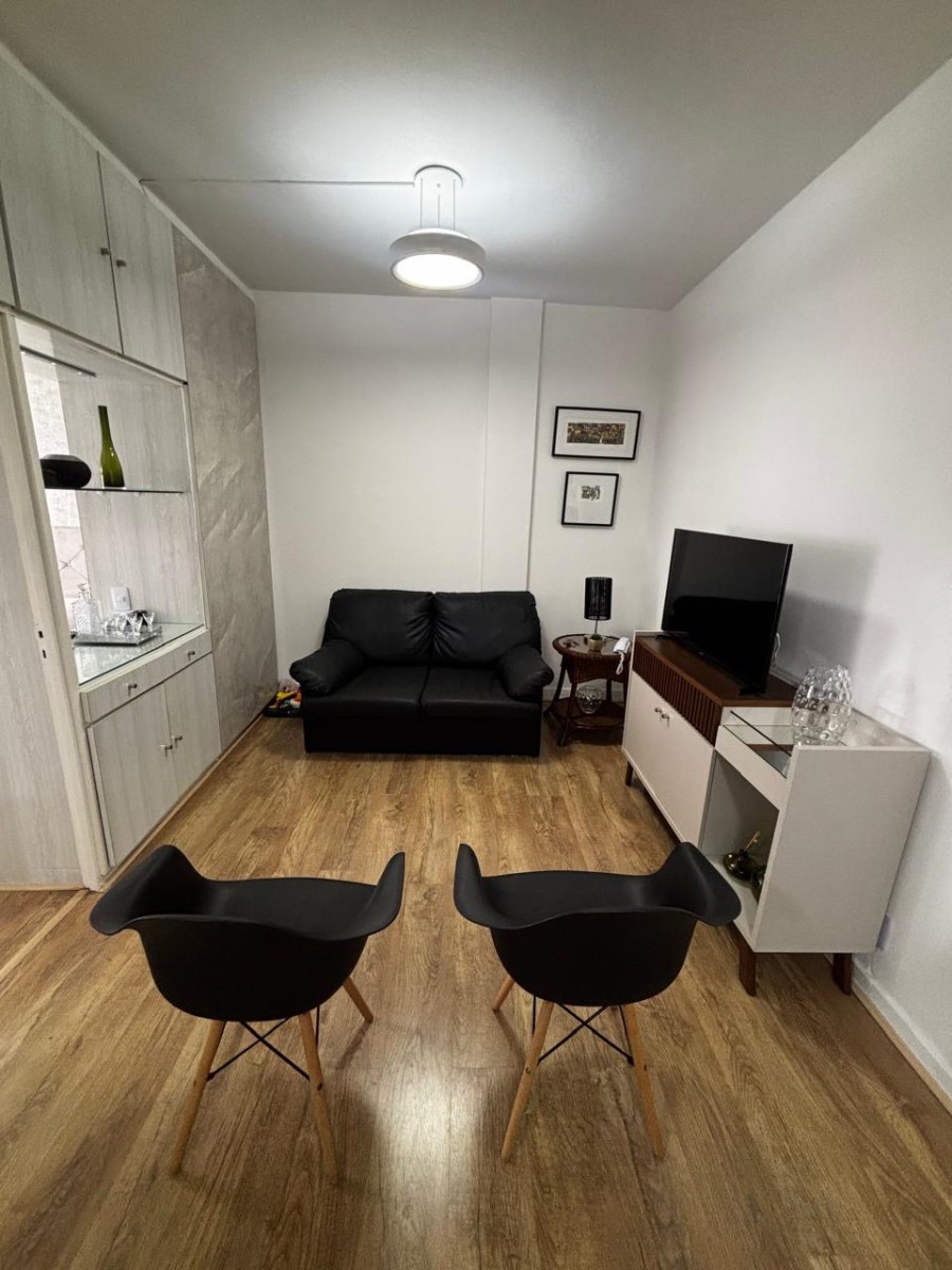 Apartamento à Venda – Sala Living com Garagem no Centro de São Vicente-SP | Porteira Fechada