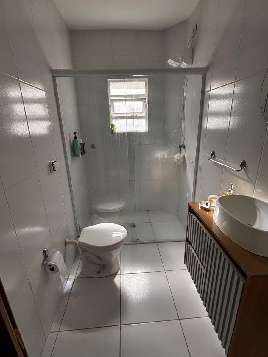 Apartamento à Venda – Sala Living com Garagem no Centro de São Vicente-SP | Porteira Fechada