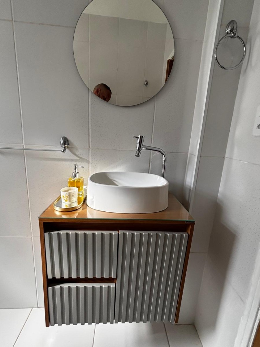 Apartamento à Venda – Sala Living com Garagem no Centro de São Vicente-SP | Porteira Fechada