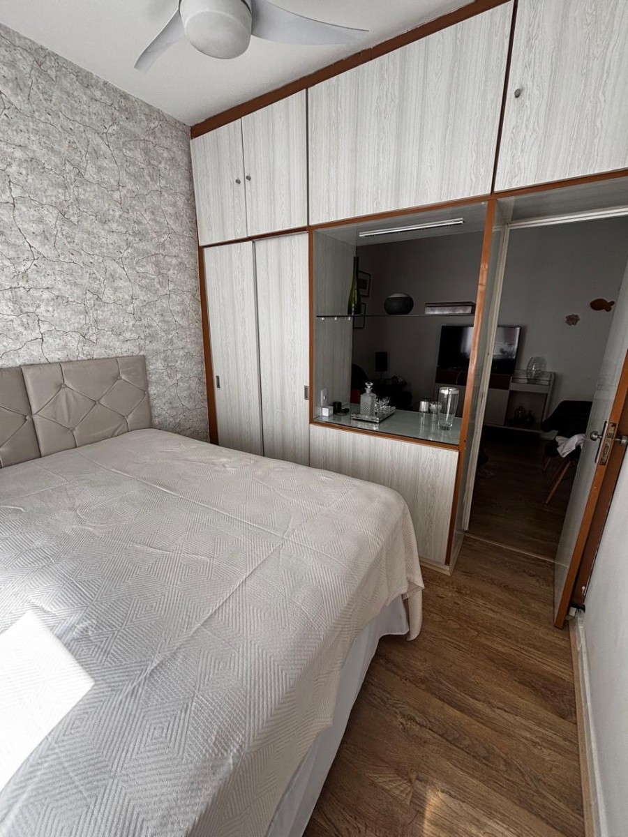 Apartamento à Venda – Sala Living com Garagem no Centro de São Vicente-SP | Porteira Fechada