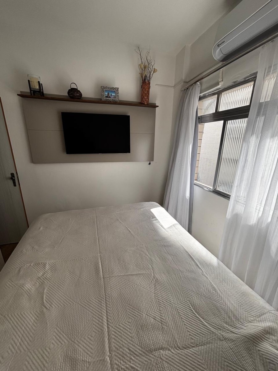 Apartamento à Venda – Sala Living com Garagem no Centro de São Vicente-SP | Porteira Fechada