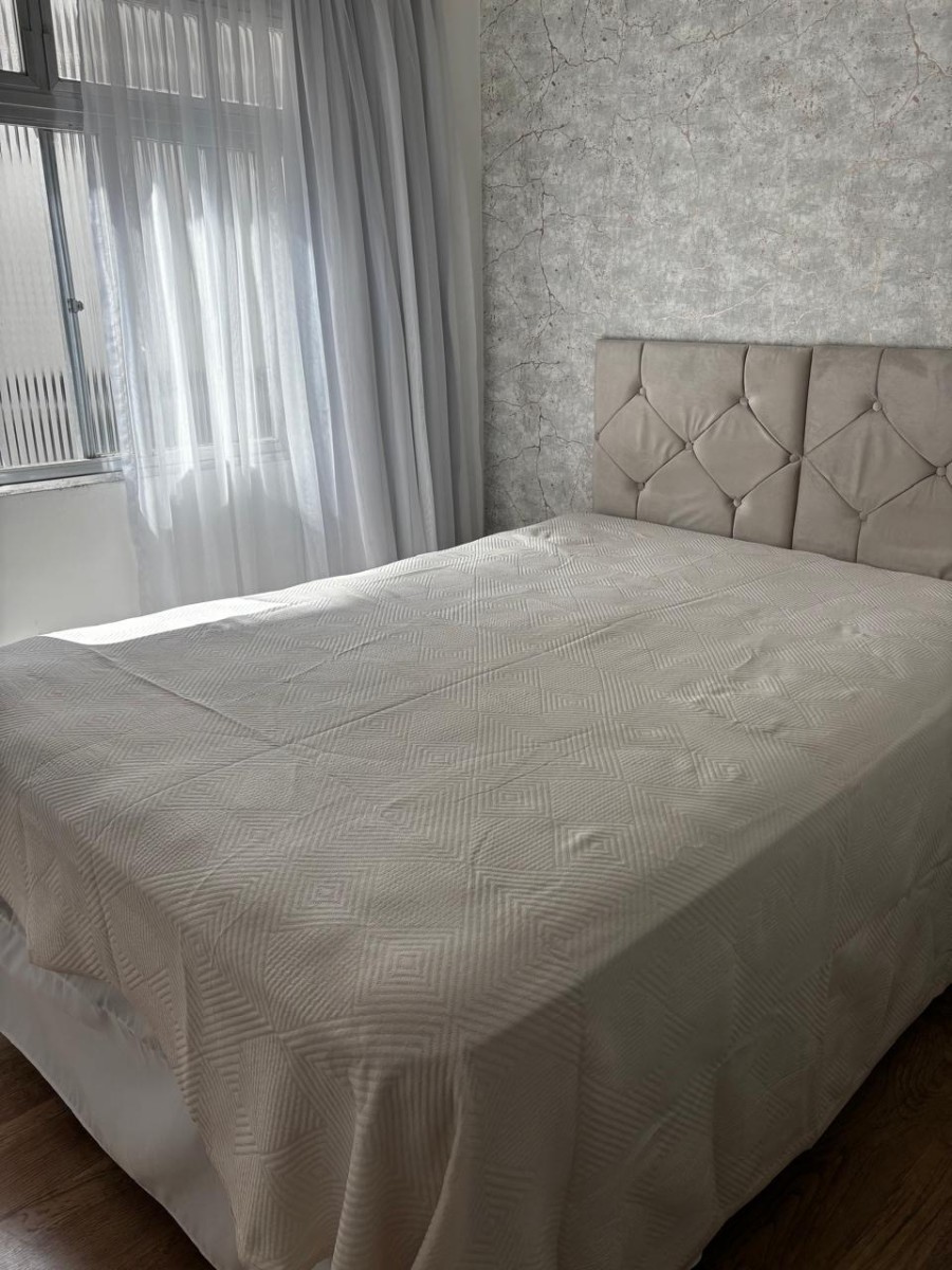 Apartamento à Venda – Sala Living com Garagem no Centro de São Vicente-SP | Porteira Fechada