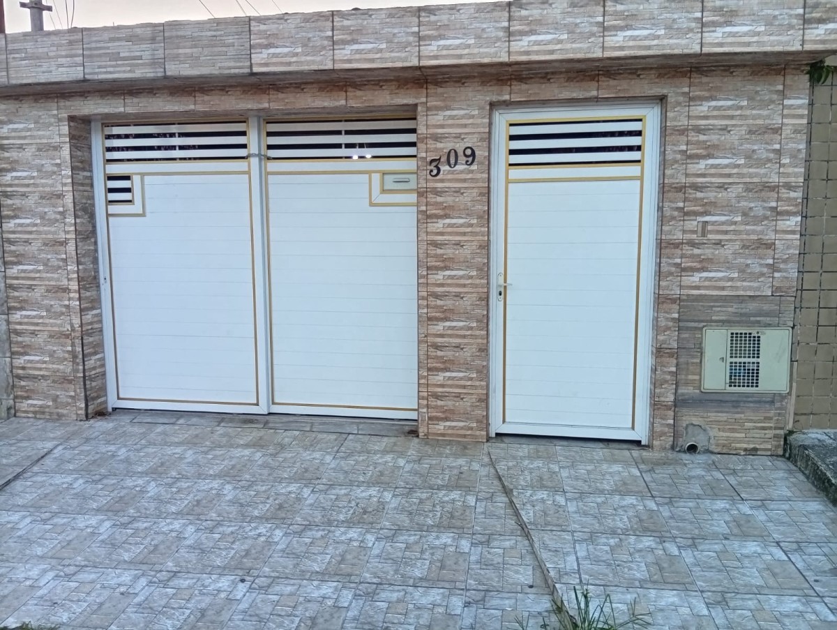 Casa à Venda no Parque Bitaru - 2 Dormitórios, Garagem,  São Vicente , SP