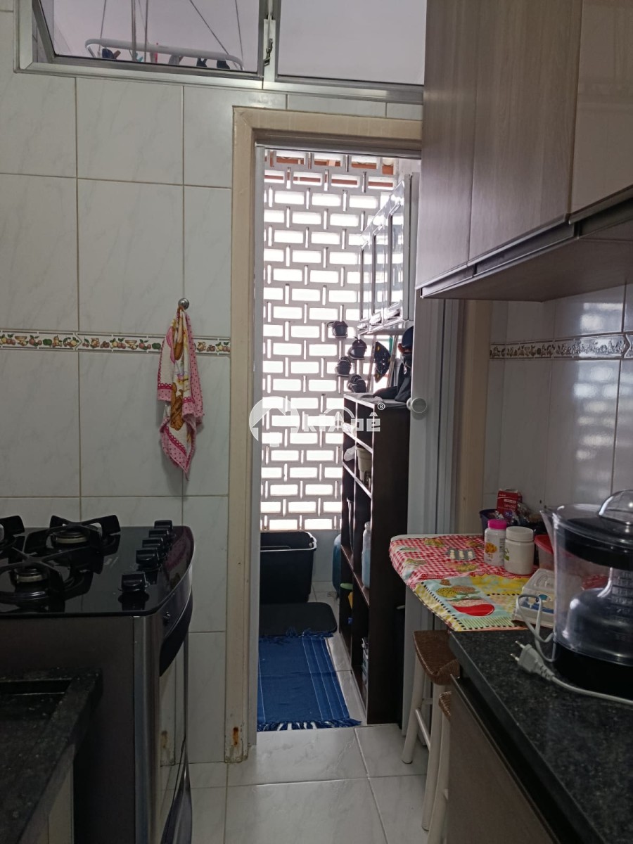 Apartamento à venda de 2 dormitórios com garagem em São Vicente/SP.